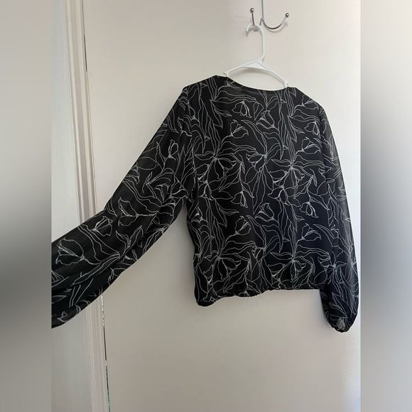 ASTR the Label black floral long sleeve top with puff sleeves size medium - Picture 6 of 10